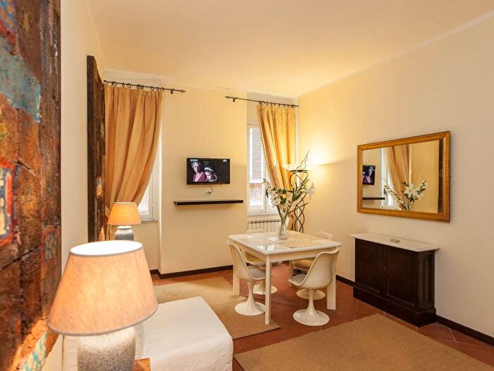 Appartamento trilocale in affitto in Piazza Rondanini, Pantheon, Roma