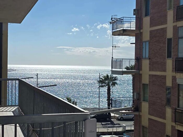 Appartamento trilocale in affitto in Via Caprera, Catanzaro