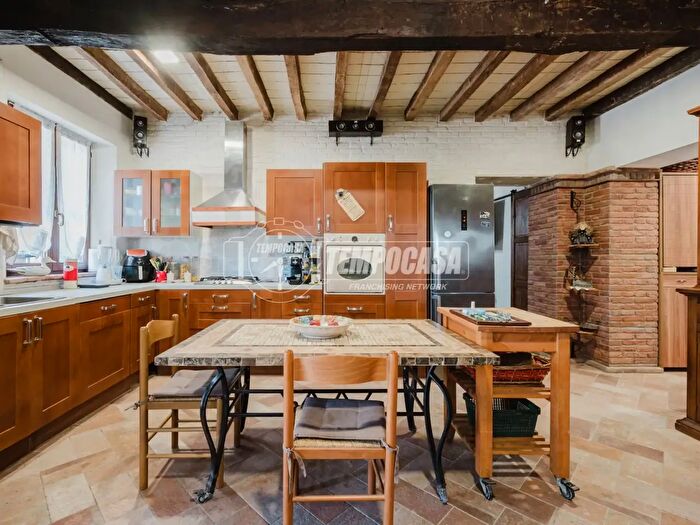 Casa con 8 locali in vendita in Casalgrande