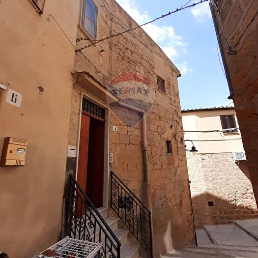 Casa con 7 locali in vendita in Via Isola Dranza, Calascibetta