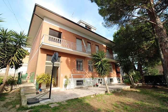 Casa con 10 locali in vendita in Via Giuseppe Giacosa Civitanova Marche, Civitanova Marche