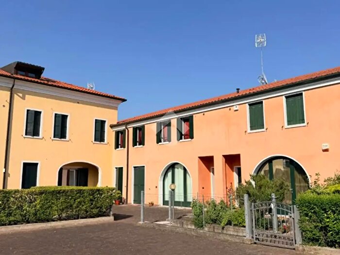 Appartamento trilocale in vendita in Via della Pace, Camponogara