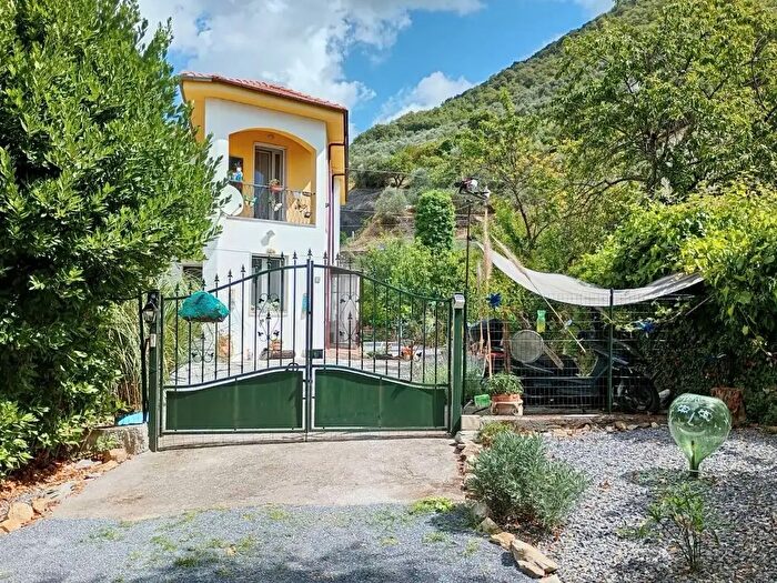 Casa con 5 locali in vendita in Chiusanico