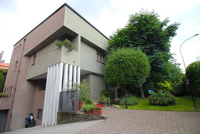 Casa con 8 locali in vendita in Via dei Platani, Legnano