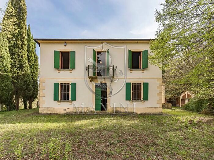Casa con 20 locali in vendita in Arezzo