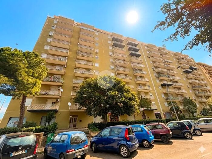 Appartamento quadrilocale in vendita in Via Azolino Hazon, Palermo