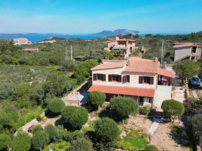 Casa con 5 locali in vendita in Via Tillò, Olbia
