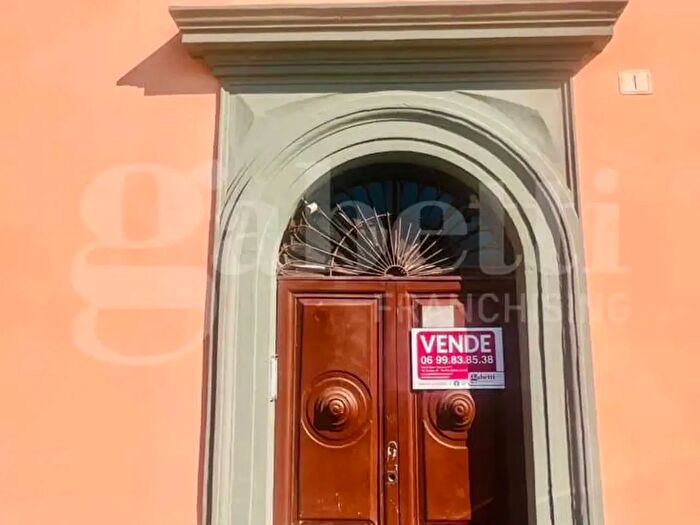Casa con 10 locali in vendita in PZza Principe Amedeo, Oriolo Romano