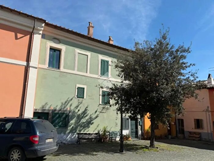 Casa con 8 locali in vendita in Piazza Salvo dAcquisto, Bagnoregio