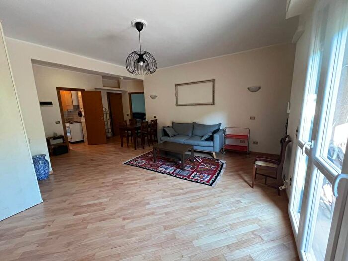 Appartamento trilocale in affitto in Via Val di Bondo, Comasina, Milano