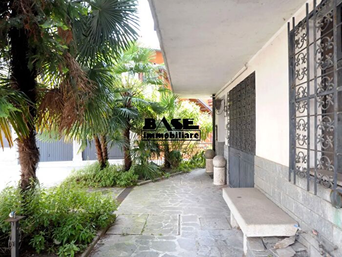 Casa con 8 locali in vendita in Via Contrada Spiazzetto, Casnate Con Bernate
