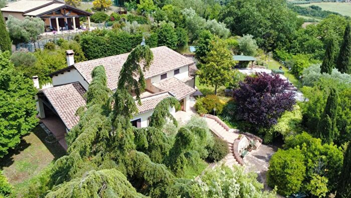 Casa con 7 locali in vendita in Montelupino, Todi