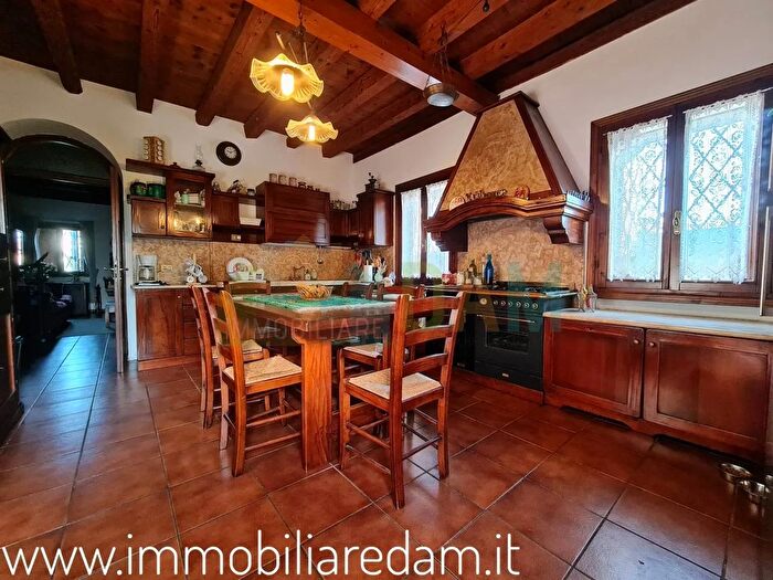 Casa con 12 locali in vendita in Via Altura Costabissara, Costabissara