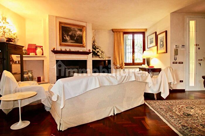 Casa con 8 locali in vendita in Via Venezia Pontedera, Pontedera