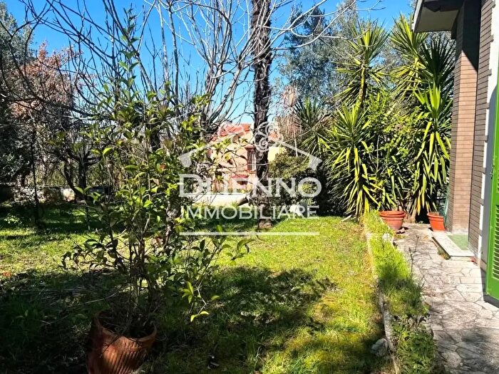 Casa con 11 locali in vendita in Fara In Sabina