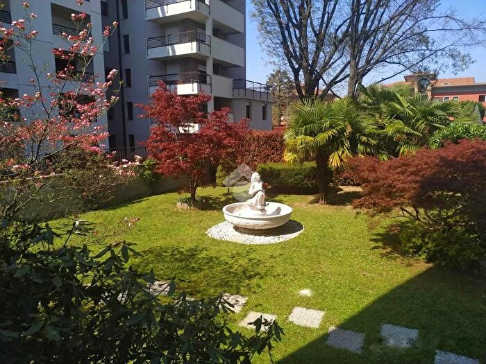 Appartamento trilocale in vendita in Via Quattro Novembre, Caronno Pertusella