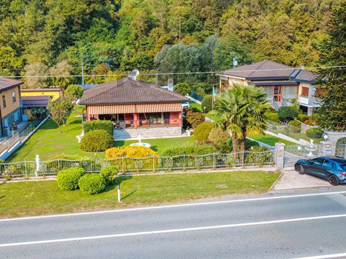 Casa con 6 locali in vendita in Via Provinciale, Cremenaga