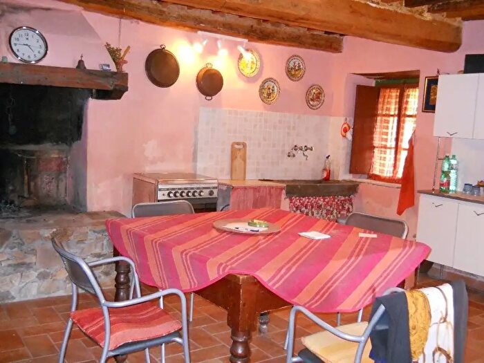 Casa con 8 locali in vendita in Calci