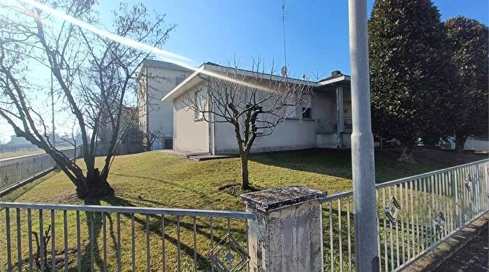 Casa con 8 locali in vendita in Via Gramsci Novi di Modena Mo Novi di Modena, Novi Di Modena