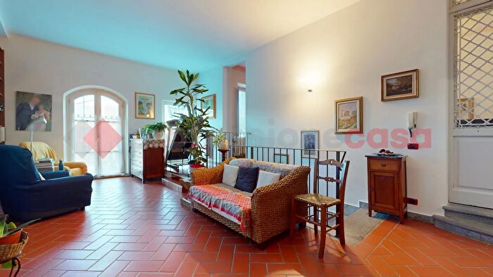 Casa con 10 locali in vendita in Via Turritecava, Gallicano