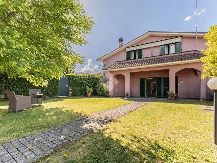 Casa con 6 locali in vendita in Via Tenente Tito Mechilli, Caprarola