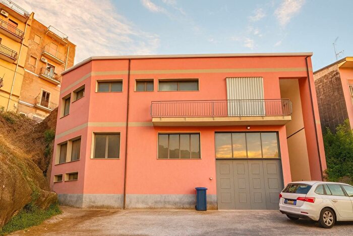 Casa con 10 locali in vendita in Via Enrico Deni, Militello In Val Di Catania