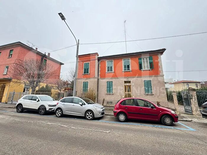 Casa con 12 locali in vendita in Via del Sole, Bologna
