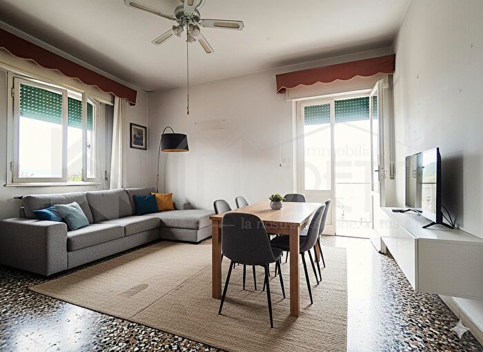 Appartamento con 6 locali in vendita in Viale Mameli, Livorno