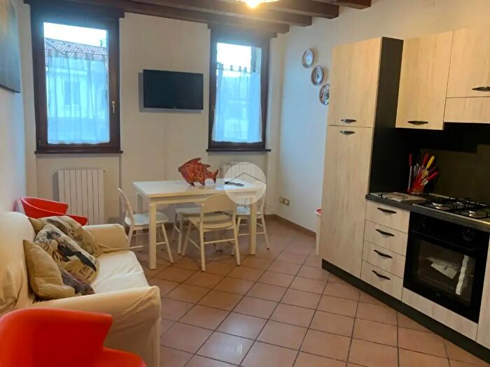 Appartamento quadrilocale in affitto in Via San Nazaro, Verona