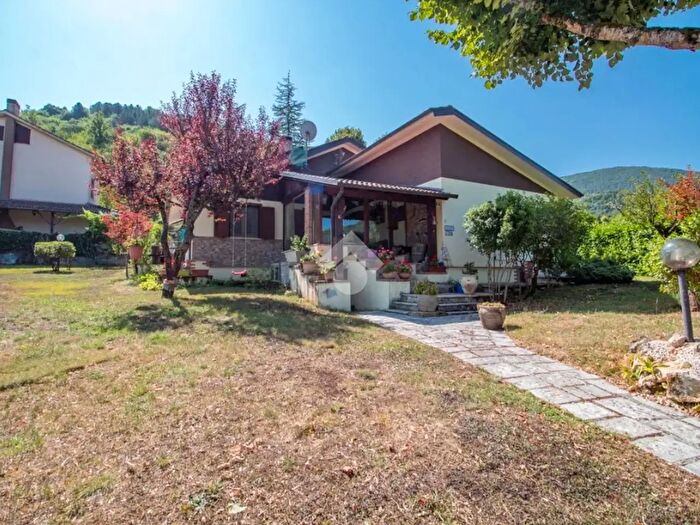Casa con 6 locali in vendita in Via Fonte Palombara, Borbona