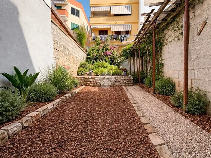 Casa con 7 locali in vendita in Via R Margherita, Sannicola