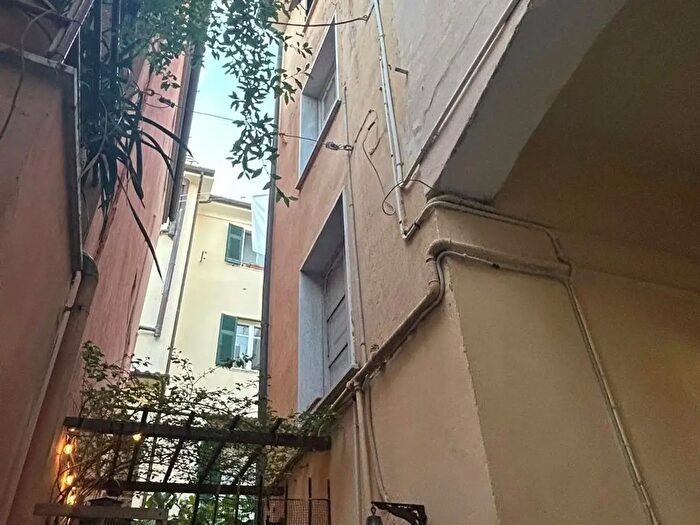 Casa con 6 locali in vendita in Massa