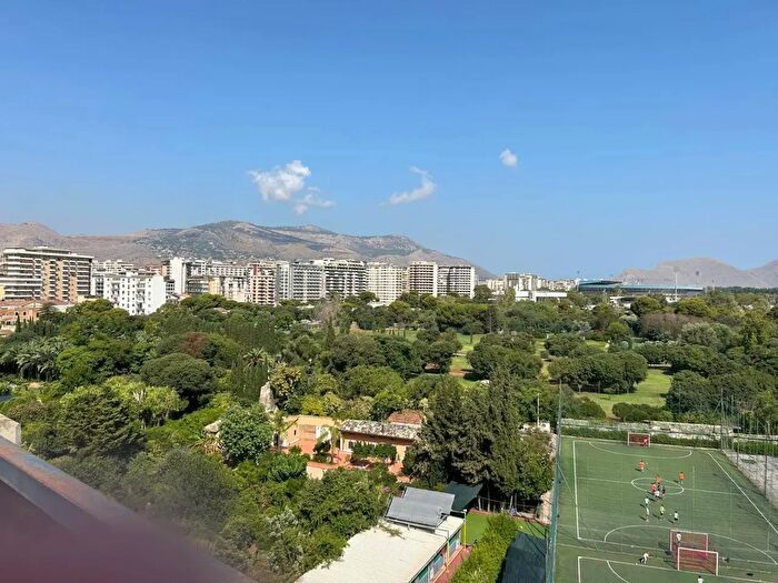 Appartamento quadrilocale in vendita in Via Imperatore Federico, Palermo