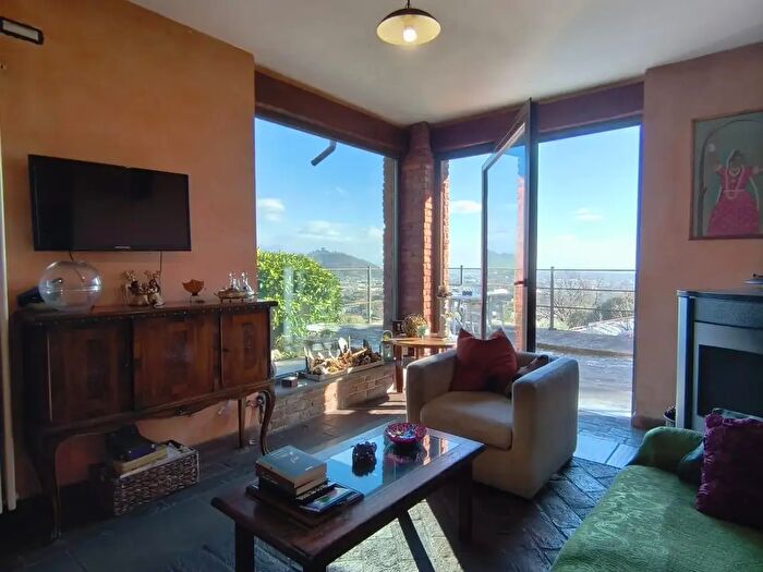 Casa con 6 locali in vendita in Carrara