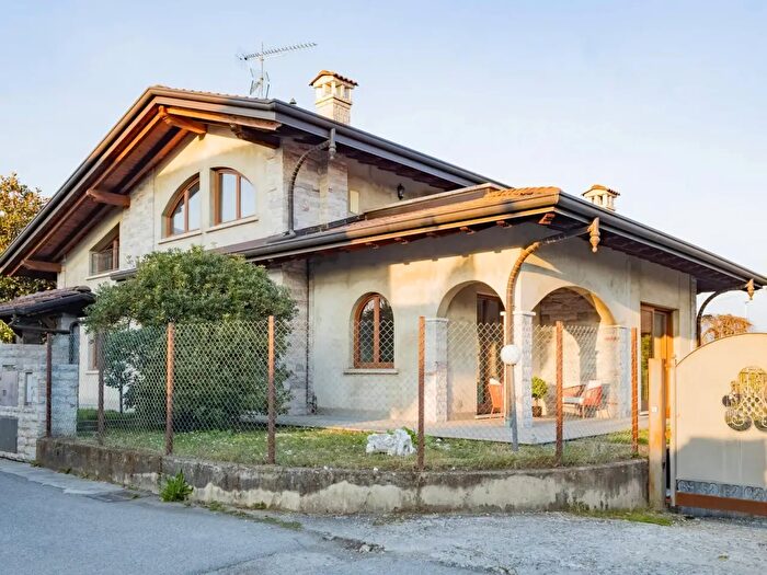 Casa con 10 locali in vendita in Via Don Sturzo, Mapello