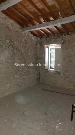 Casa con 8 locali in vendita in Vallefoglia