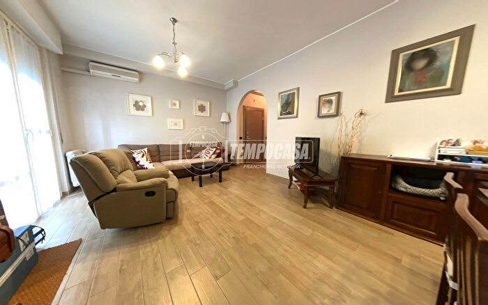 Appartamento quadrilocale in vendita in Via Lainate, Rho