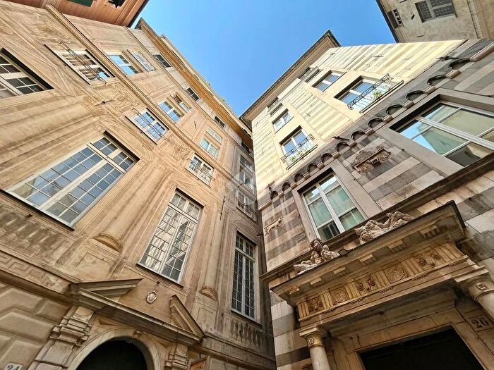 Appartamento con 6 locali in vendita in Piazza S Bernardo, Genova