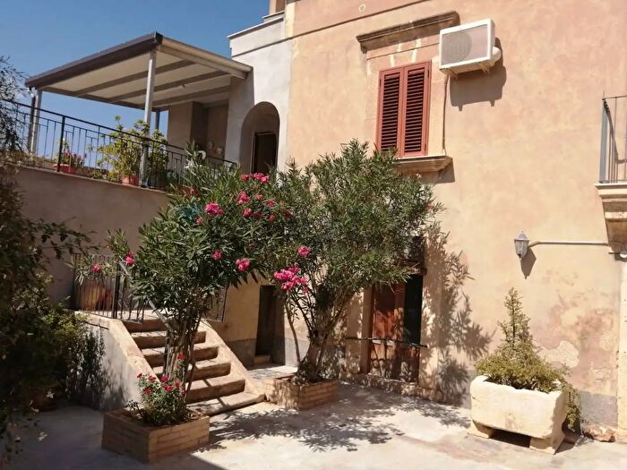 Casa con 13 locali in vendita in Via Madonna della Pietra Snc, Mineo