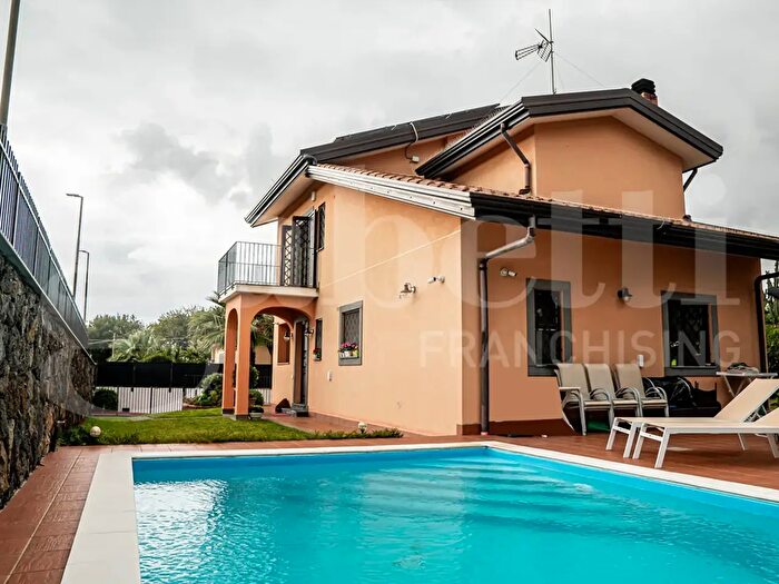 Casa con 8 locali in vendita in Via Calcara, Aci Bonaccorsi