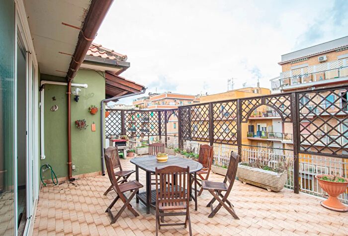 Appartamento quadrilocale in vendita in Via Capo Palinuro, Roma