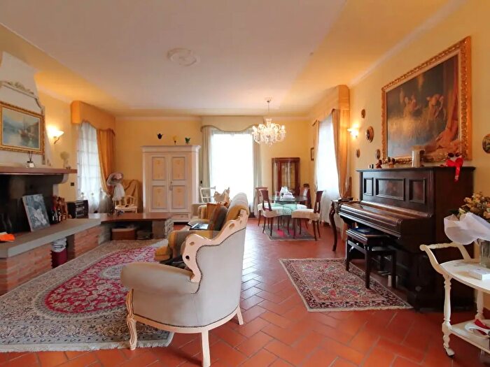Casa con 8 locali in vendita in Capolona