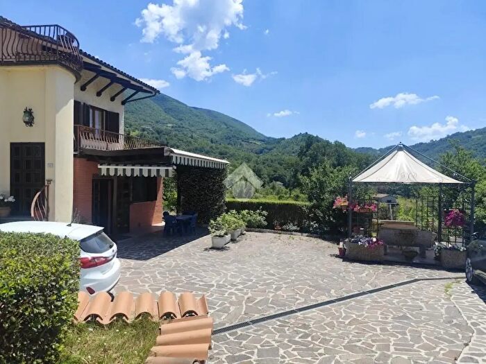 Casa con 7 locali in vendita in Via Cerqua Rosara, Valtopina
