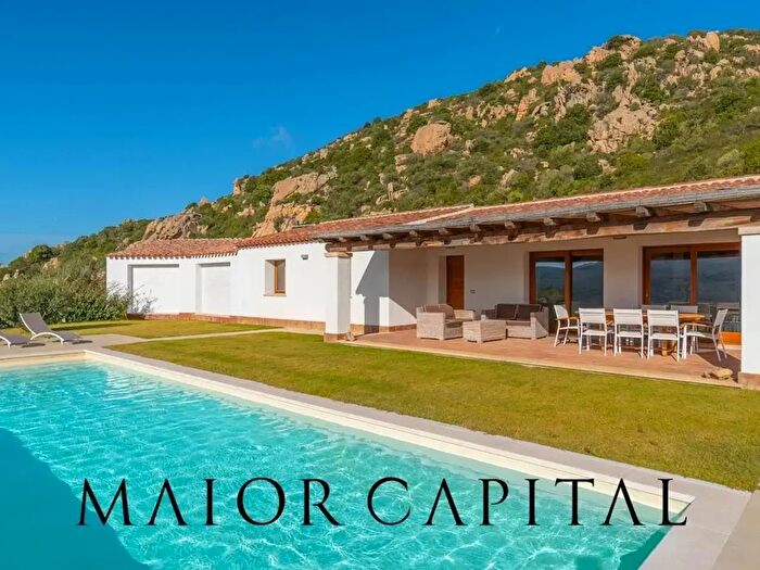 Casa con 5 locali in vendita in Olbia