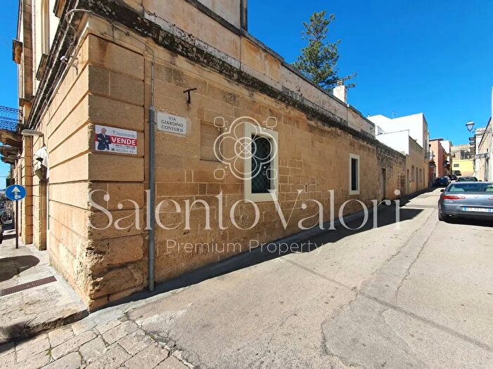 Casa con 6 locali in vendita in Via Impero, Parabita