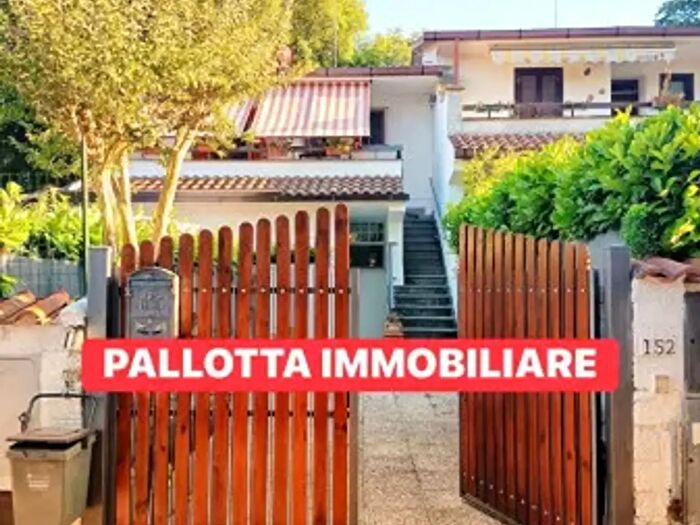 Appartamento trilocale in vendita in Via dei Pini, Valentano