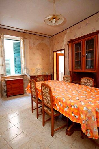 Appartamento con 5 locali in vendita in Via Angelini, Massa