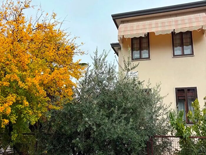 Casa con 10 locali in vendita in Via Caprera, Padova