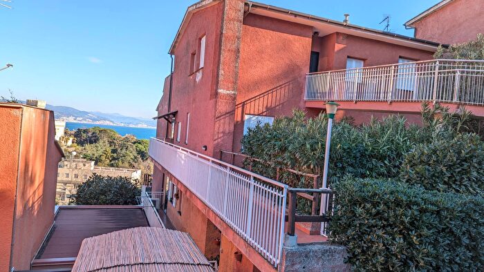 Appartamento trilocale in affitto in Via del Lucertolone, Arenzano