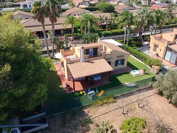 Casa quadrilocale in vendita in Viale San Francesco, Campofelice Di Roccella